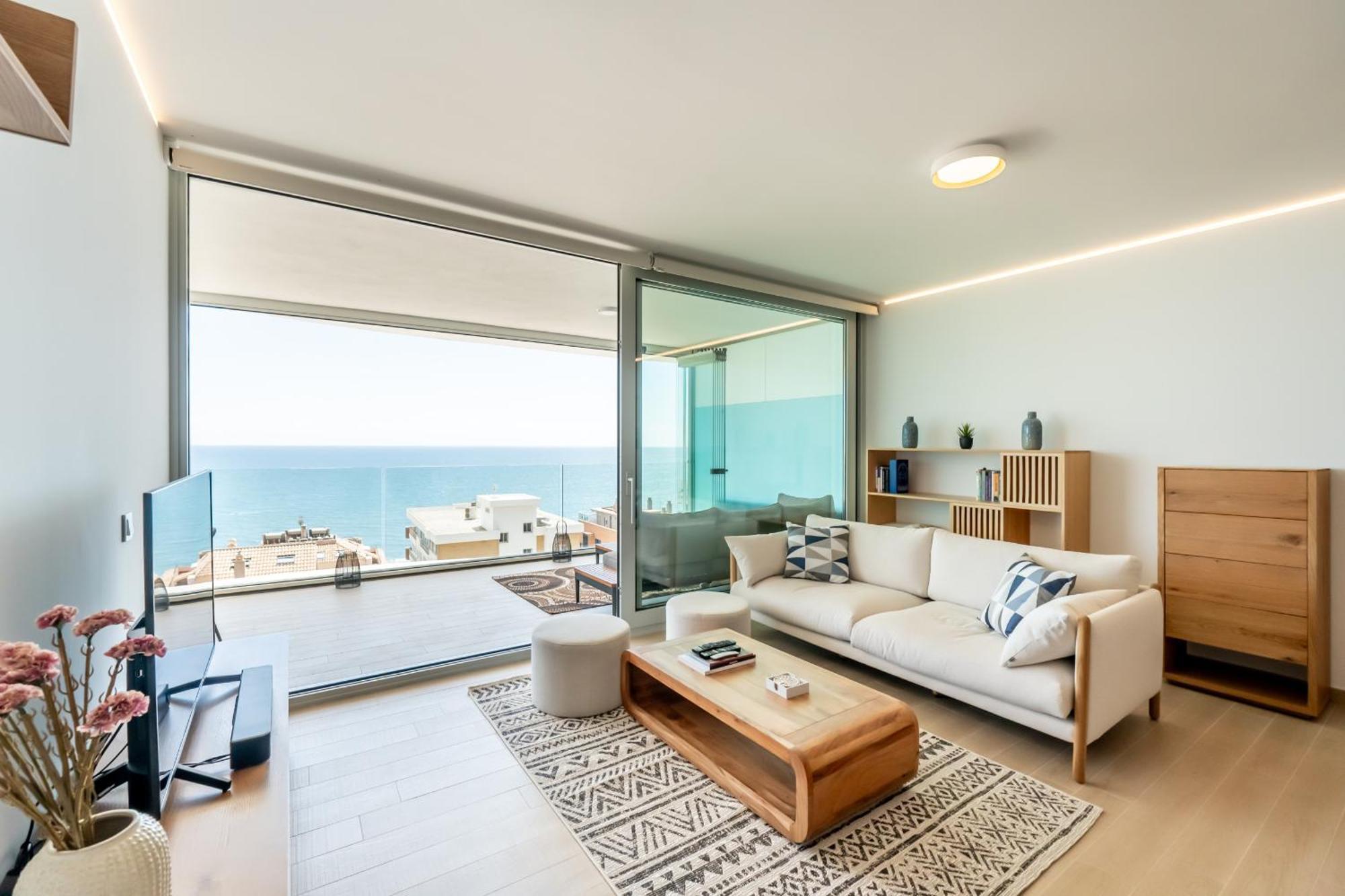 Amazing Sea Views - The Wave Ii, Pool And Sea View
