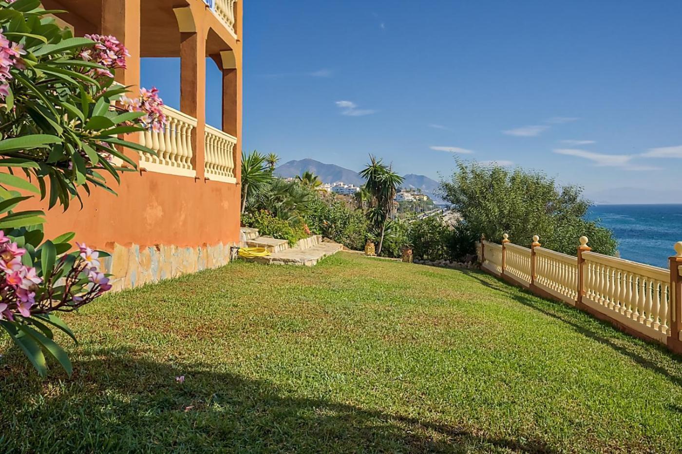 Villa Sea View With Private Pool And Gardens 5 Bedrooms Fuengirola