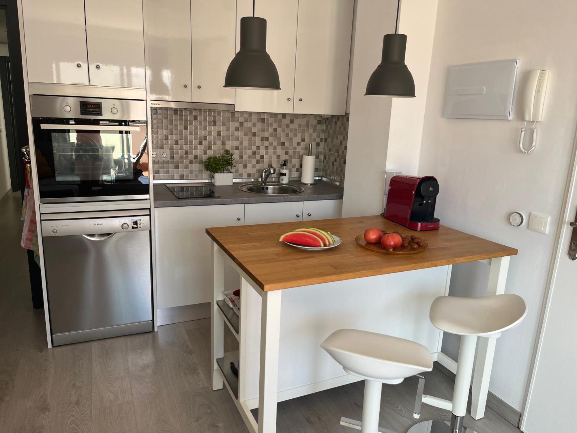 Lets In The Sun - Clavel Appartement *