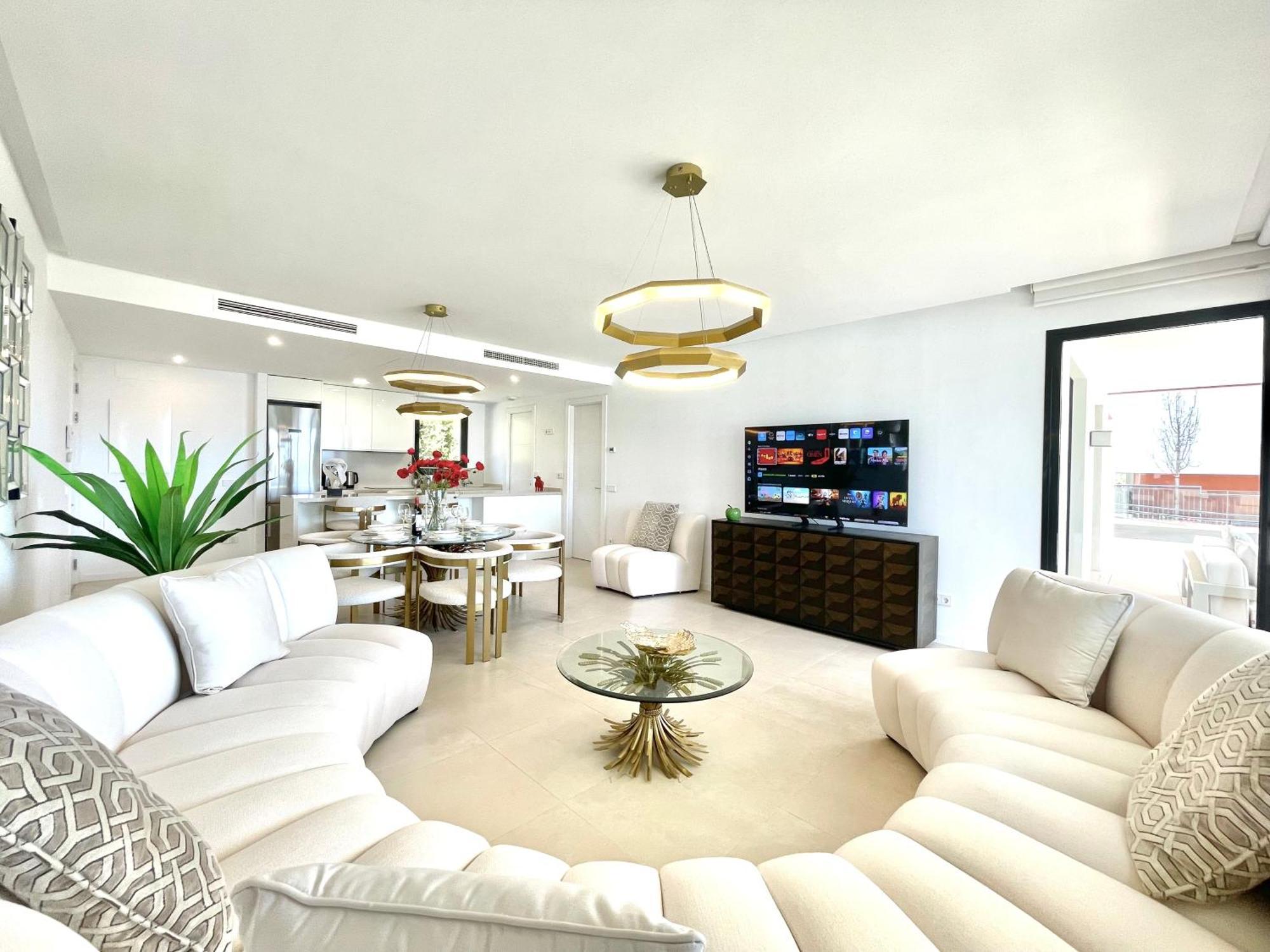 Upscale 3 Bedroom 300m From The * Fuengirola