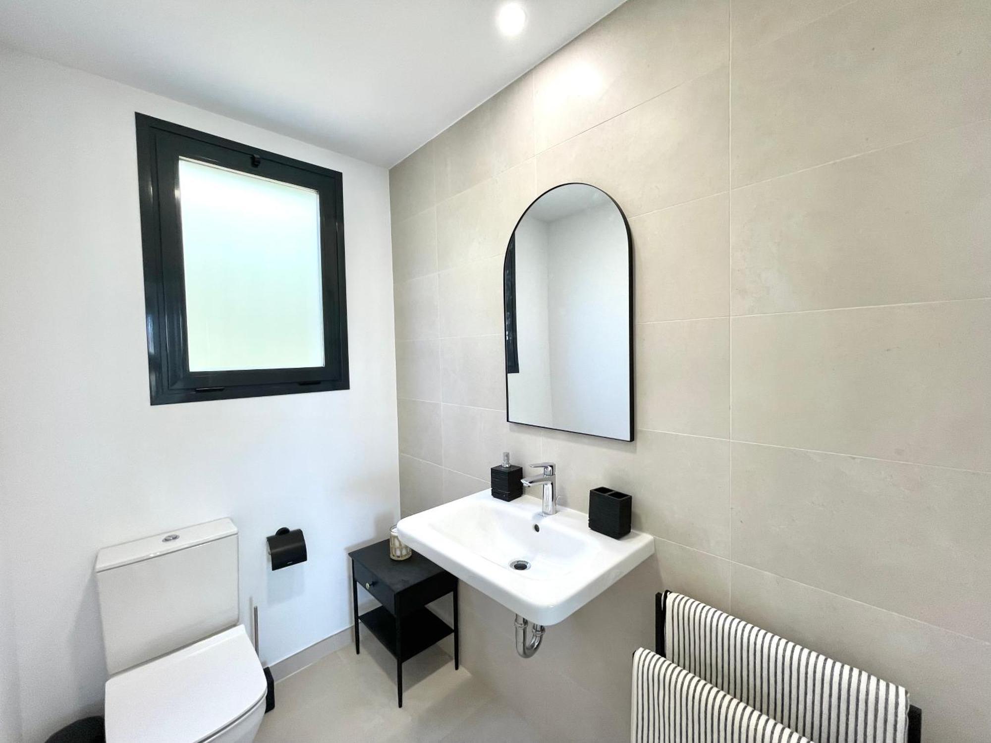 Upscale 3 Bedroom 300m From The Appartement