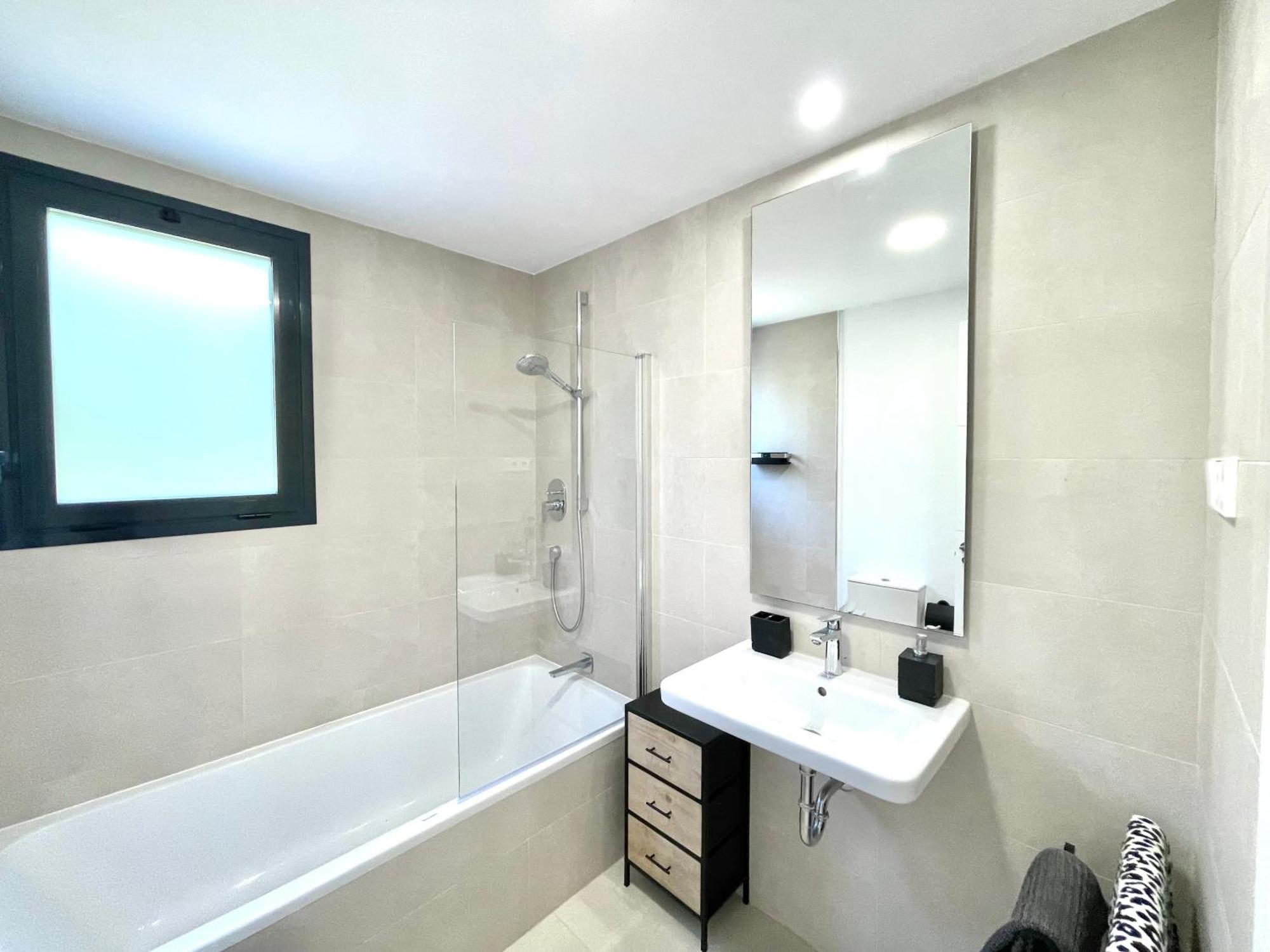 Upscale 3 Bedroom 300m From The Appartement
