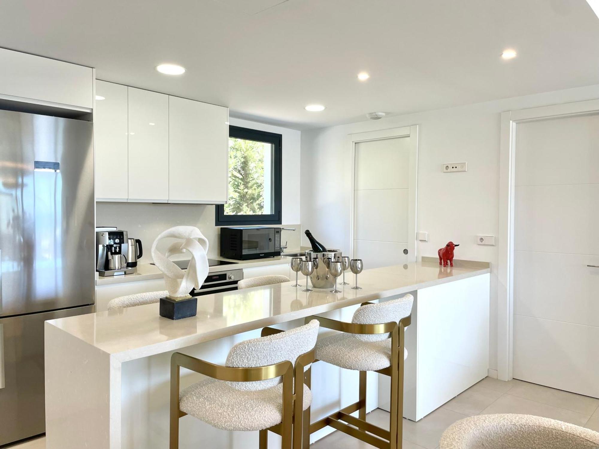 Upscale 3 Bedroom 300m From The Apartment *