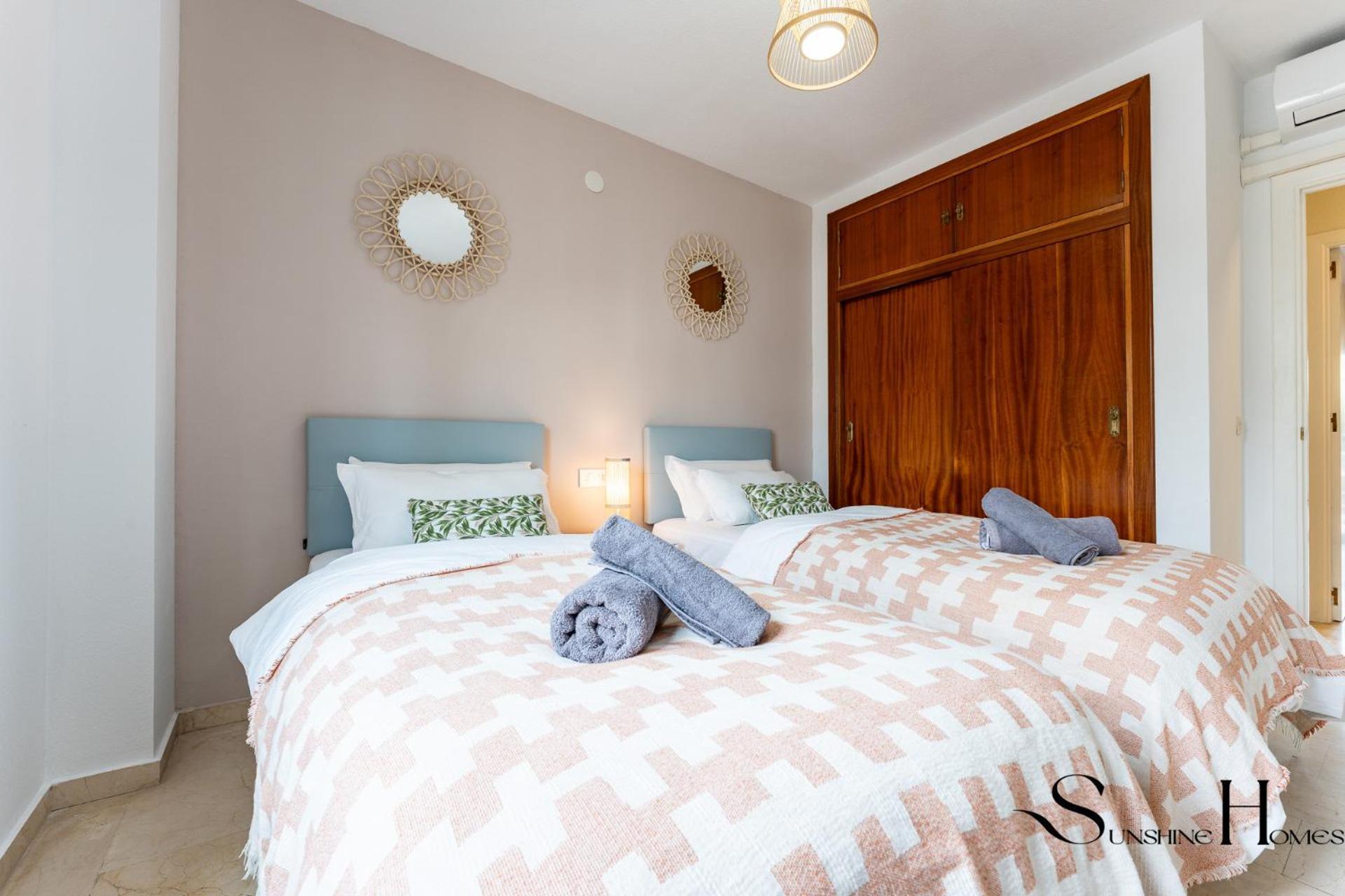 Perfect Location 3 Bedrooms 2 Bath, Parking, Pool Fuengirola