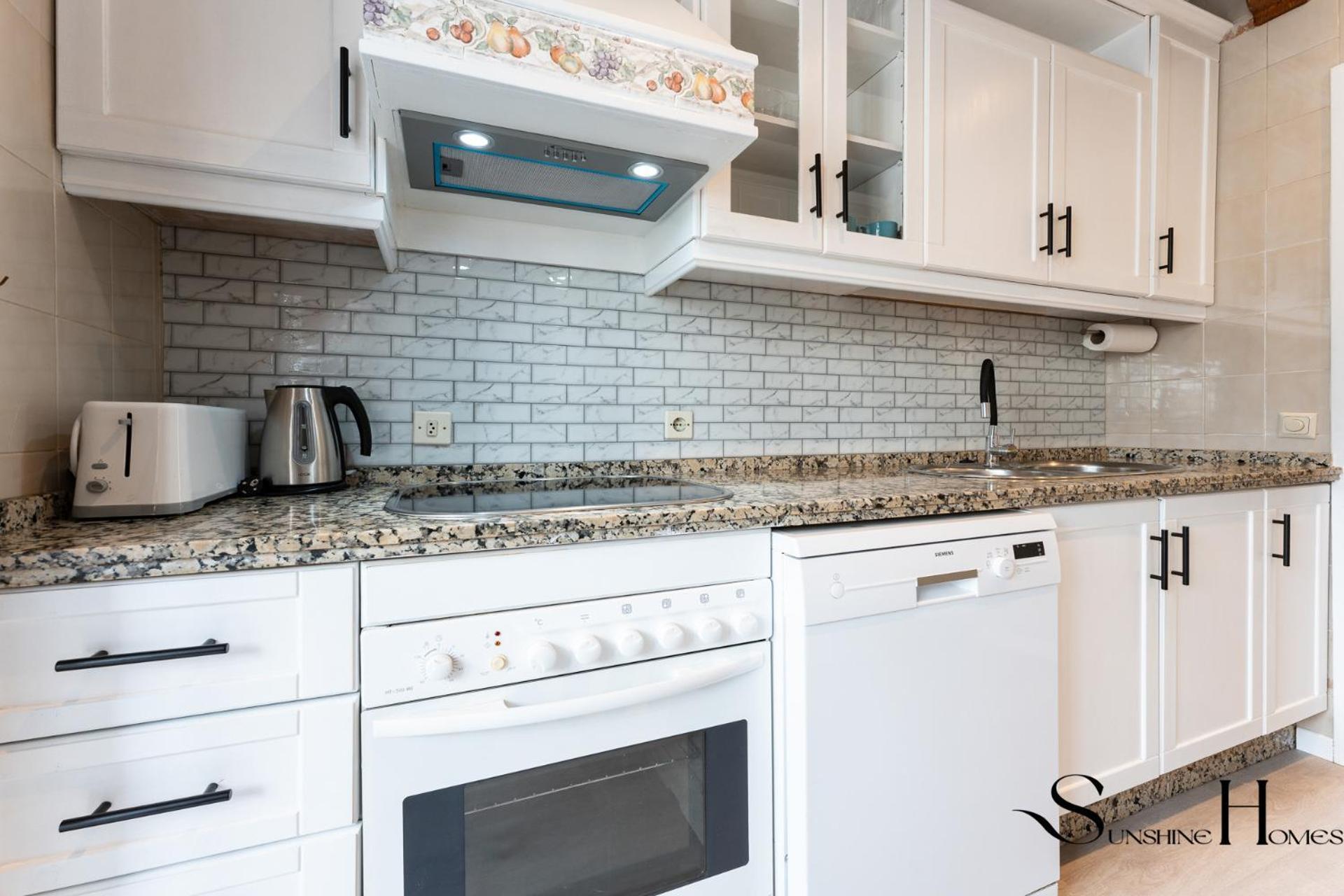 Perfect Location 3 Bedrooms 2 Bath, Parking, Pool Apartamento