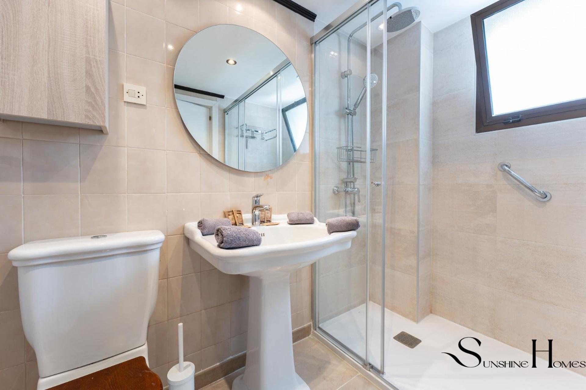 Perfect Location 3 Bedrooms 2 Bath, Parking, Pool Apartamento *