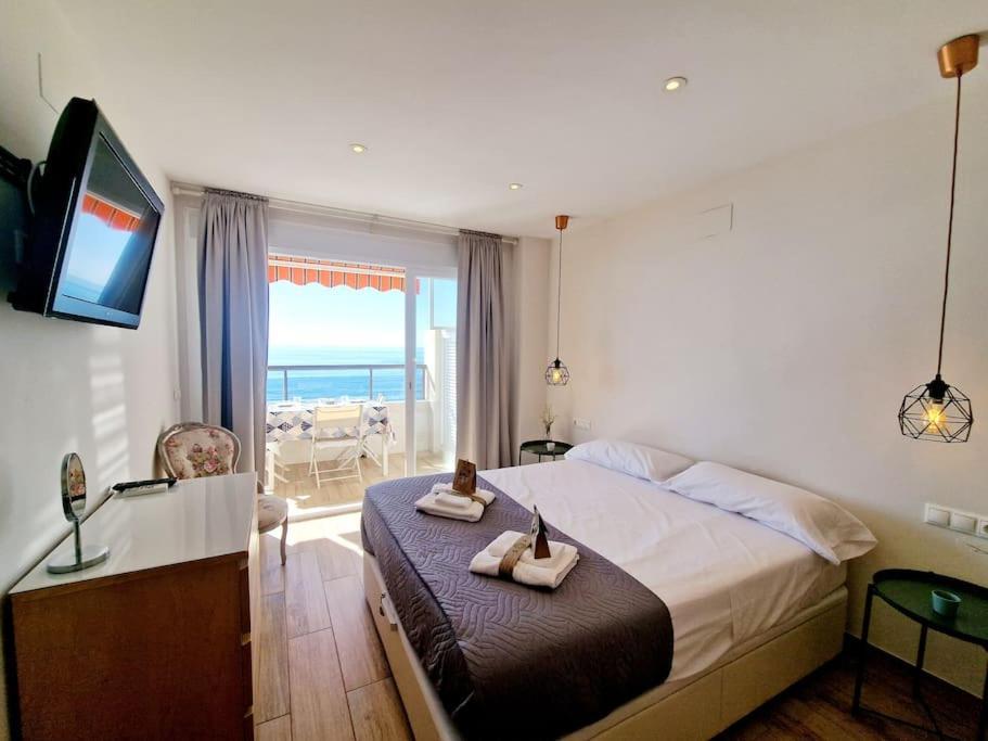 Beachfront Dream: Prime Location With Sea Views Apartment Fuengirola