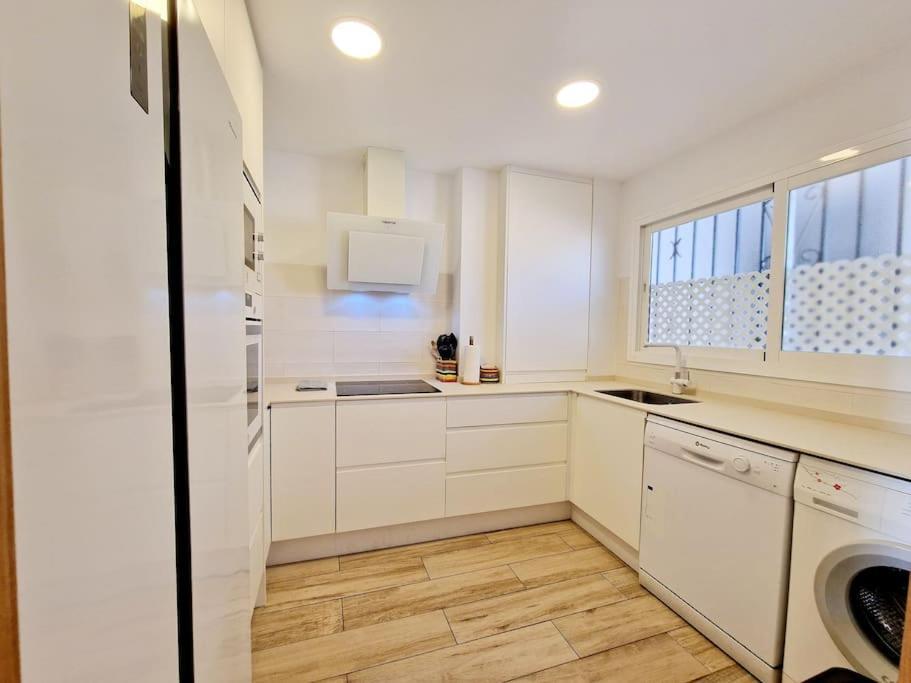 Beachfront Dream: Prime Location With Sea Views Apartment