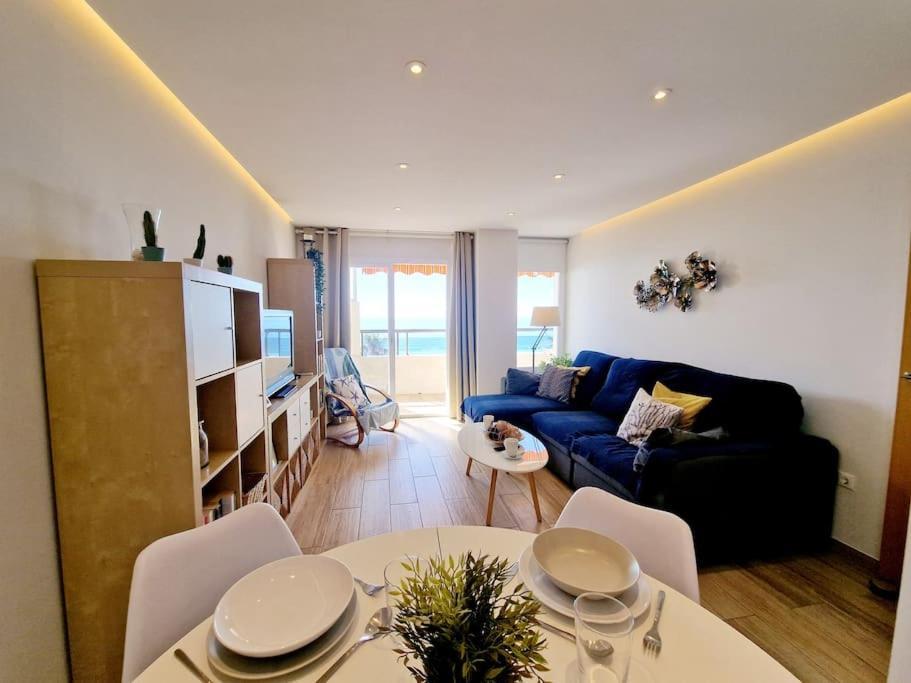 Beachfront Dream: Prime Location With Sea Views Apartment *