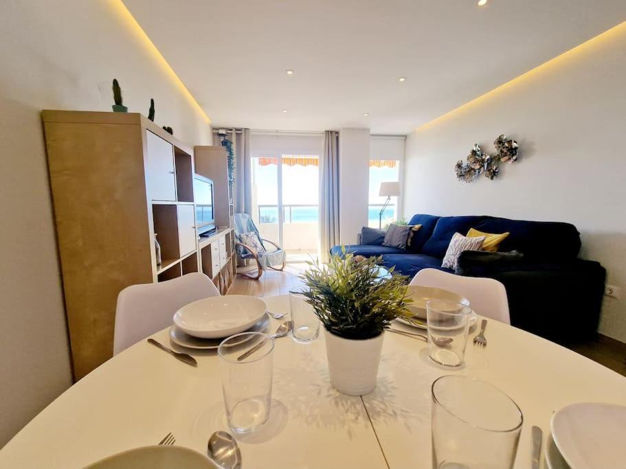 Beachfront Dream: Prime Location With Sea Views Apartment *