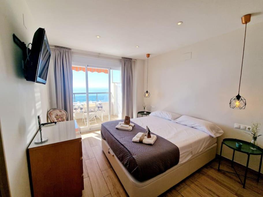 Beachfront Dream: Prime Location With Sea Views Apartment Fuengirola