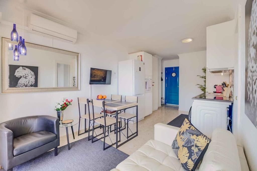 113 - Beachfront With Views, Appartement