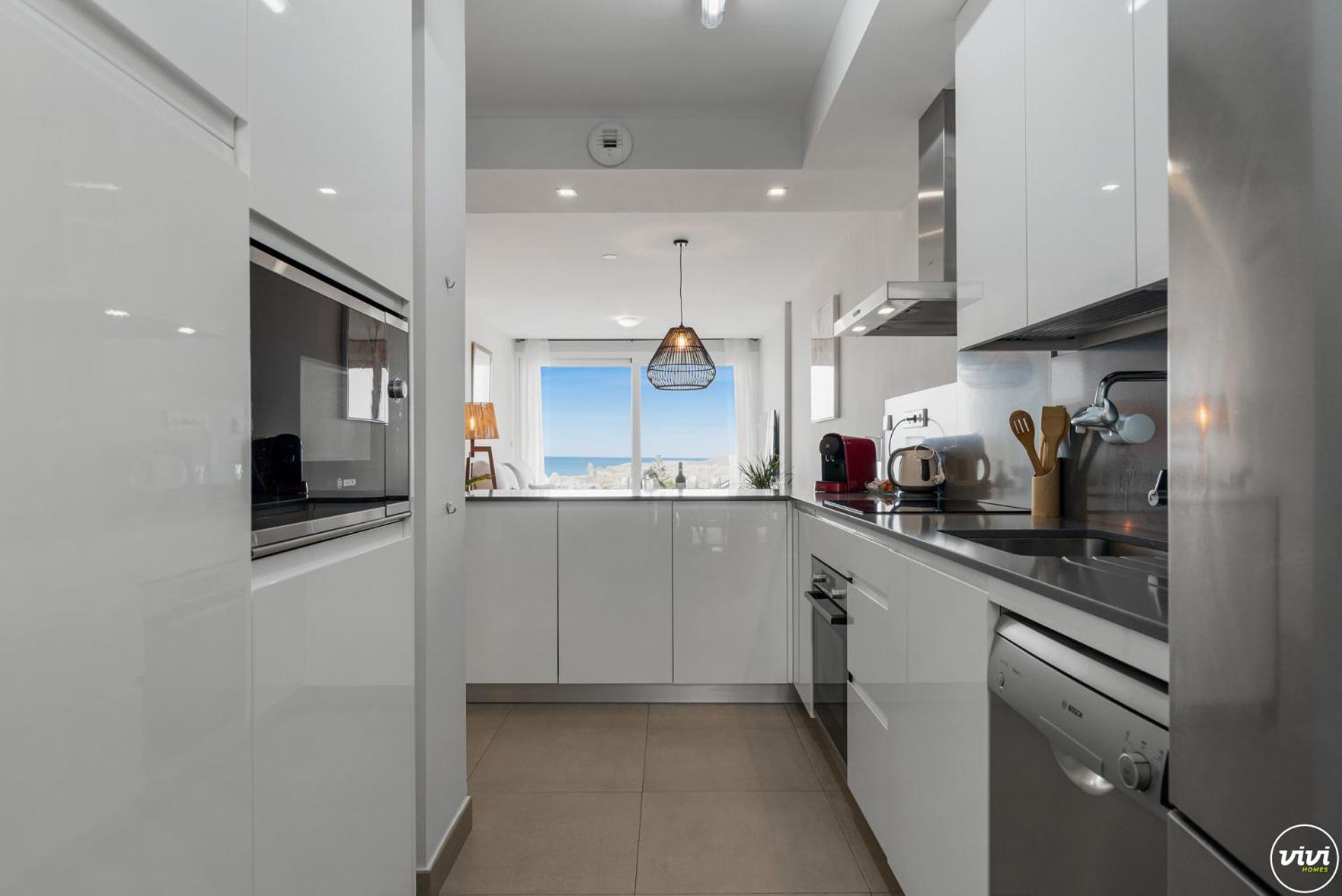 Vivi Homes - Sultana Gym, Pool, Terrace & Sea View Apartment *