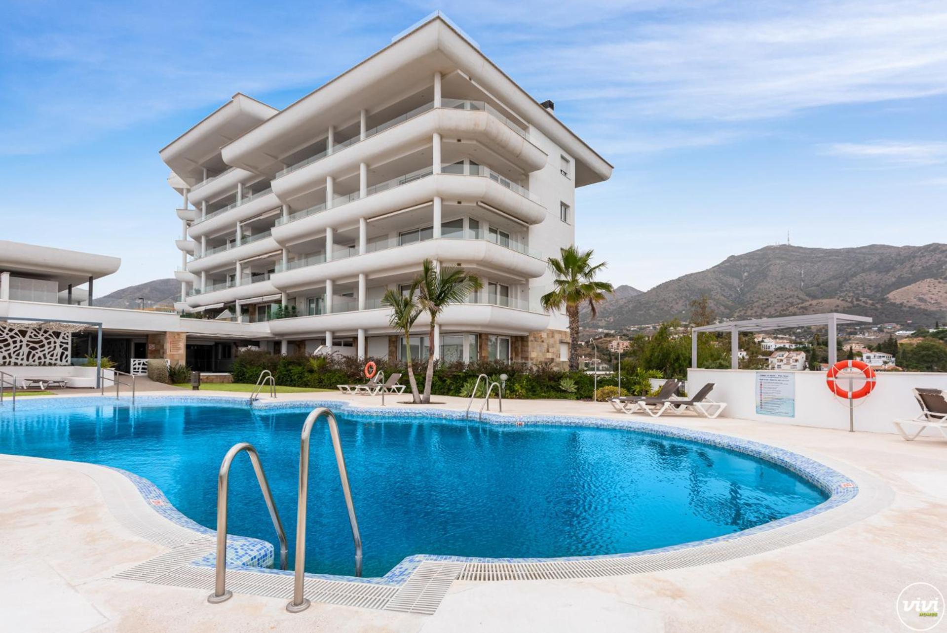 Vivi Homes - Sultana Gym, Pool, Terrace & Sea View Apartment *