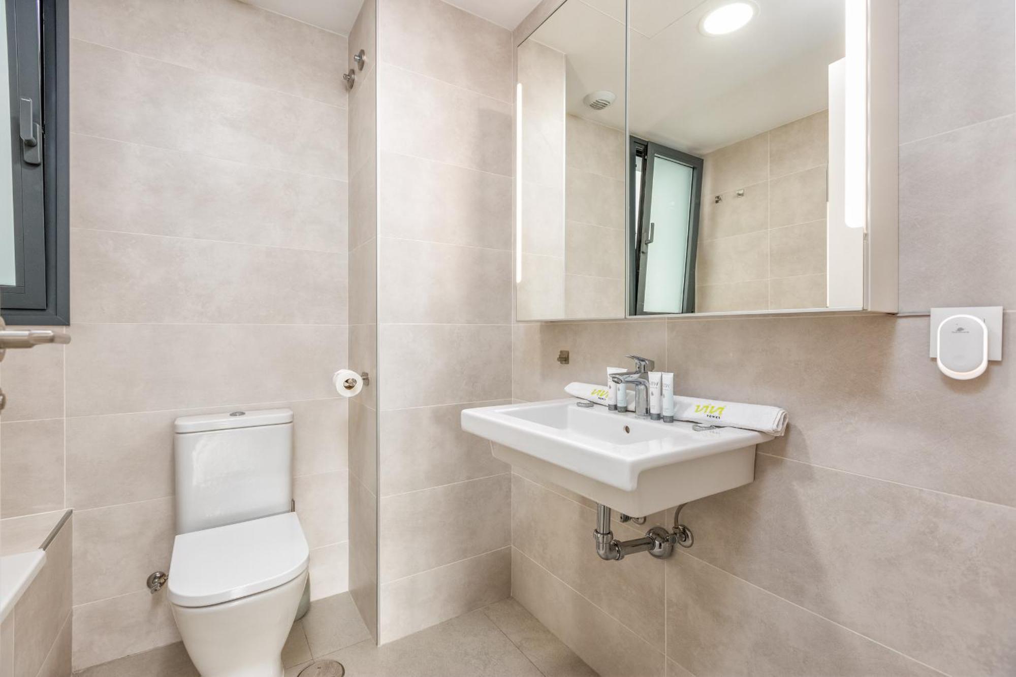 Vivi Homes - Sunny Views Wellness, Gym, Pool & Sea View Apartment *