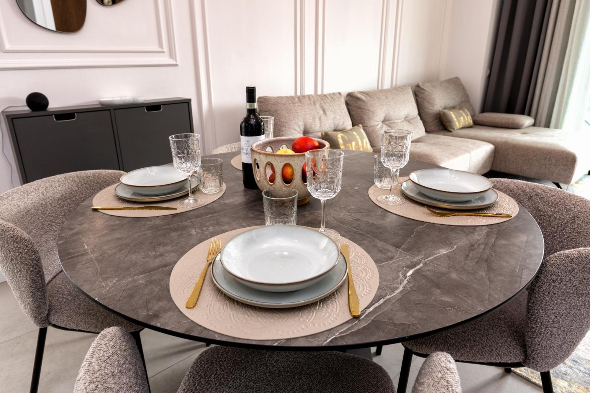 Vivi Homes - Sunny Views Wellness, Gym, Pool & Sea View Apartment