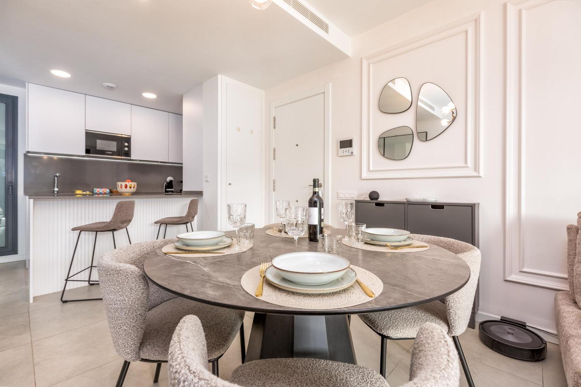 Vivi Homes - Sunny Views Wellness, Gym, Pool & Sea View *
