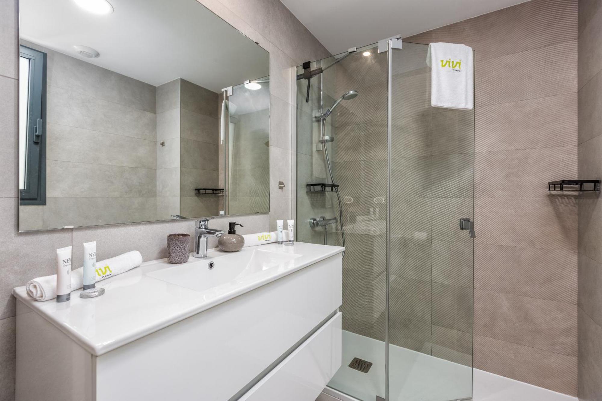 Vivi Homes - Sunny Views Wellness, Gym, Pool & Sea View