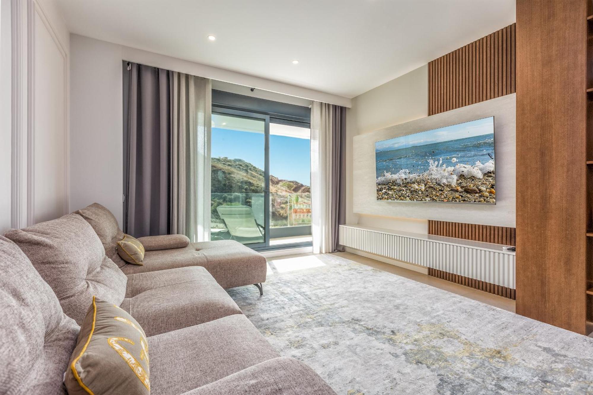 Vivi Homes - Sunny Views Wellness, Gym, Pool & Sea View