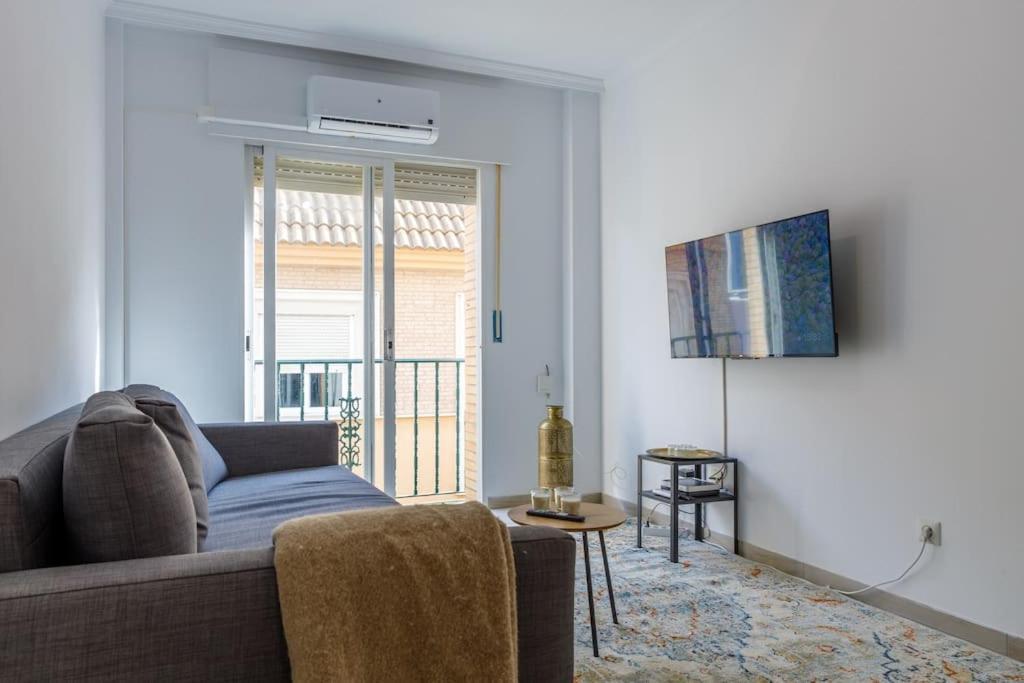 Cozy In Perfect Location Apartment