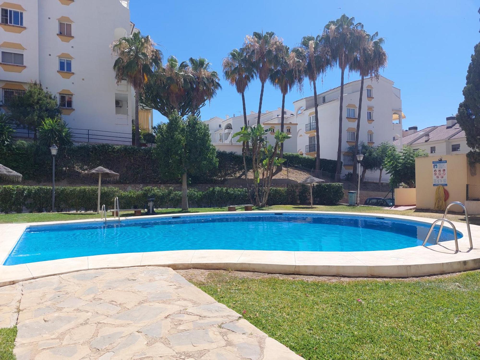 Estudio Con Piscina Y Parking, Playa A 4 Min A Pie, Tren A 2 Min