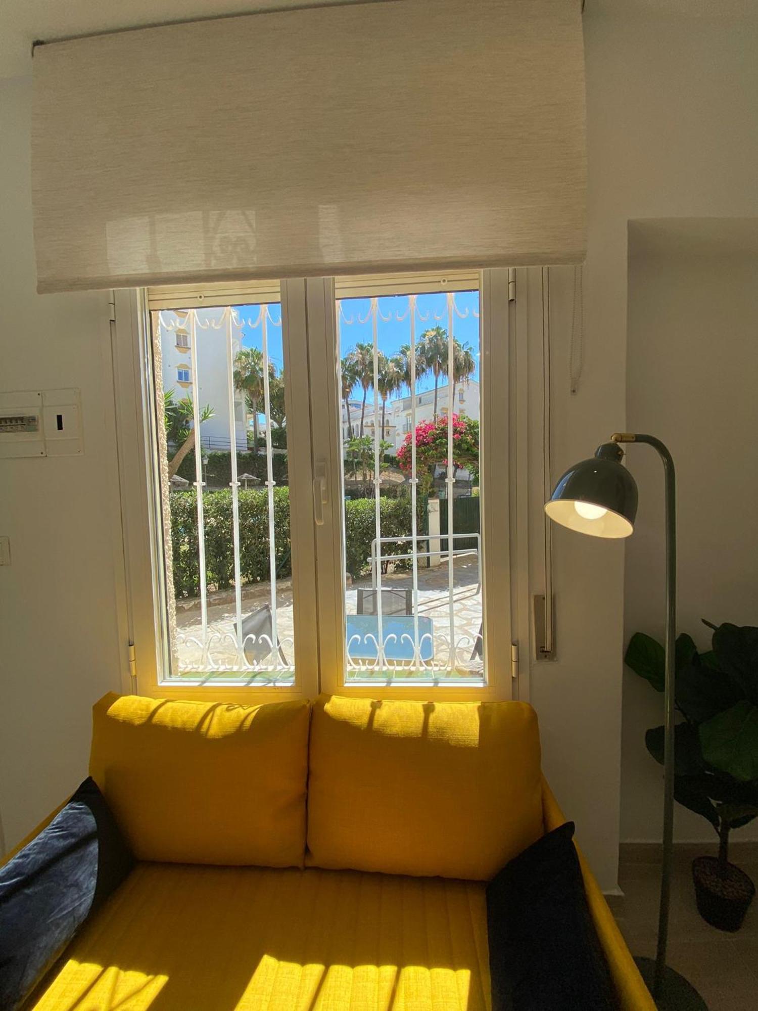 Estudio Con Piscina Y Parking, Playa A 4 Min A Pie, Tren A 2 Min