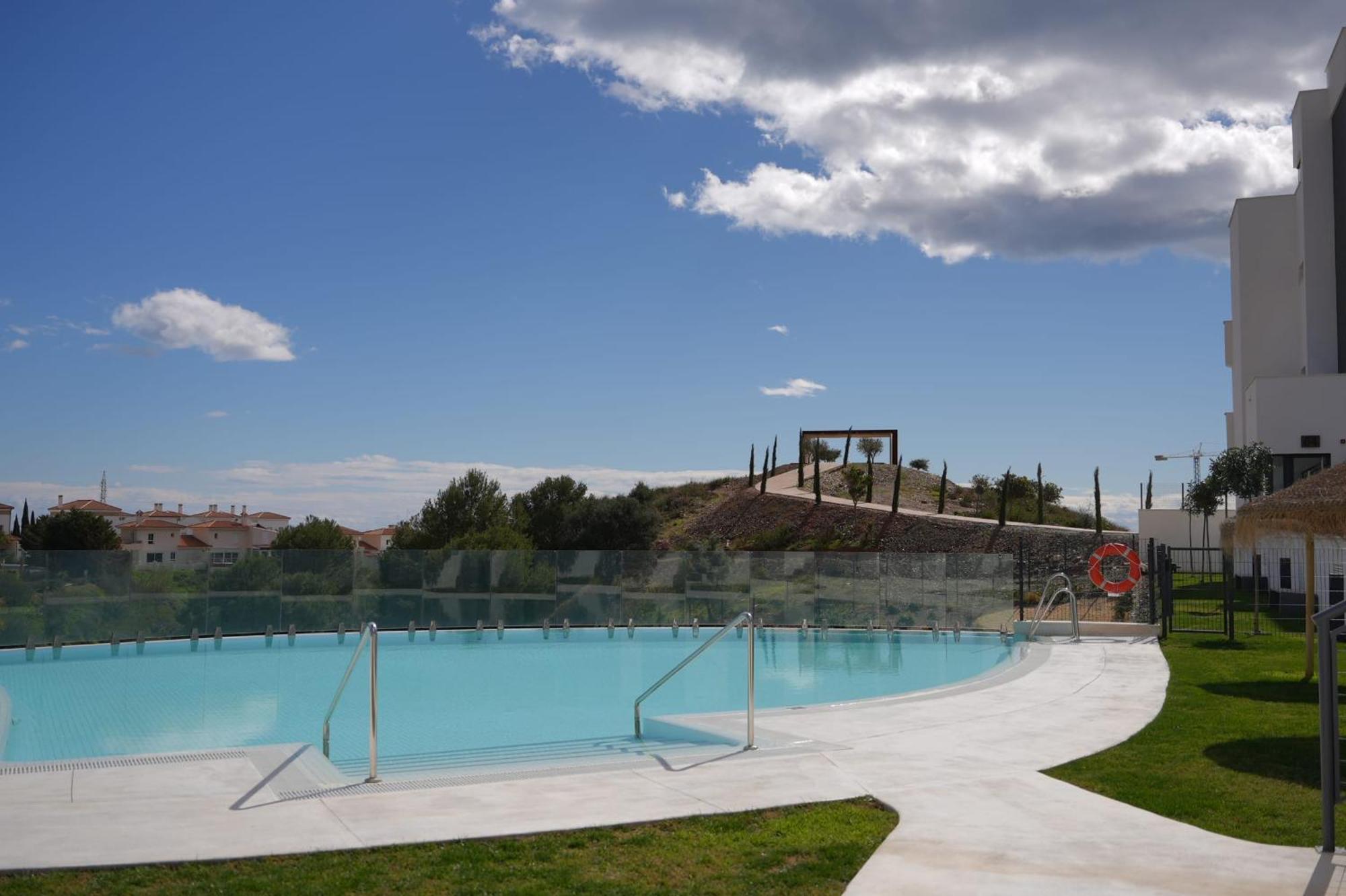 Apartment Beautiful West Facing 2-bedroom In The Prestigous Higueron West