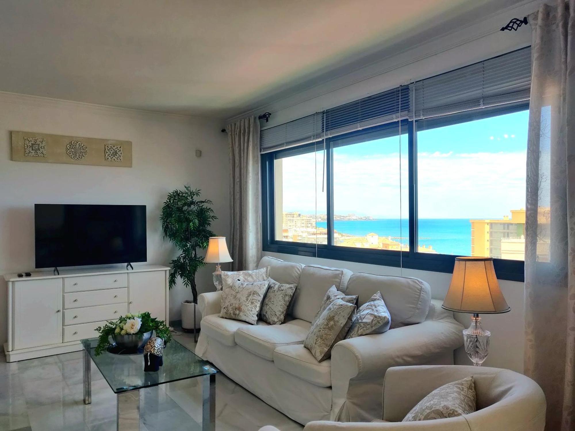 Lujoso Atico Con Vistas Al Mar, Piscina & Parking Fuengirola