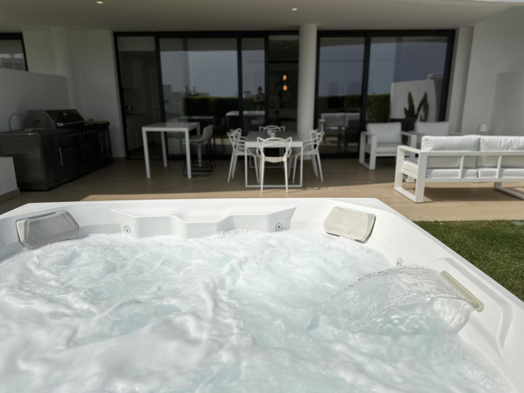 Huoneisto Luxurious Flat With Garden, Private Jacuzzi, Bbq *