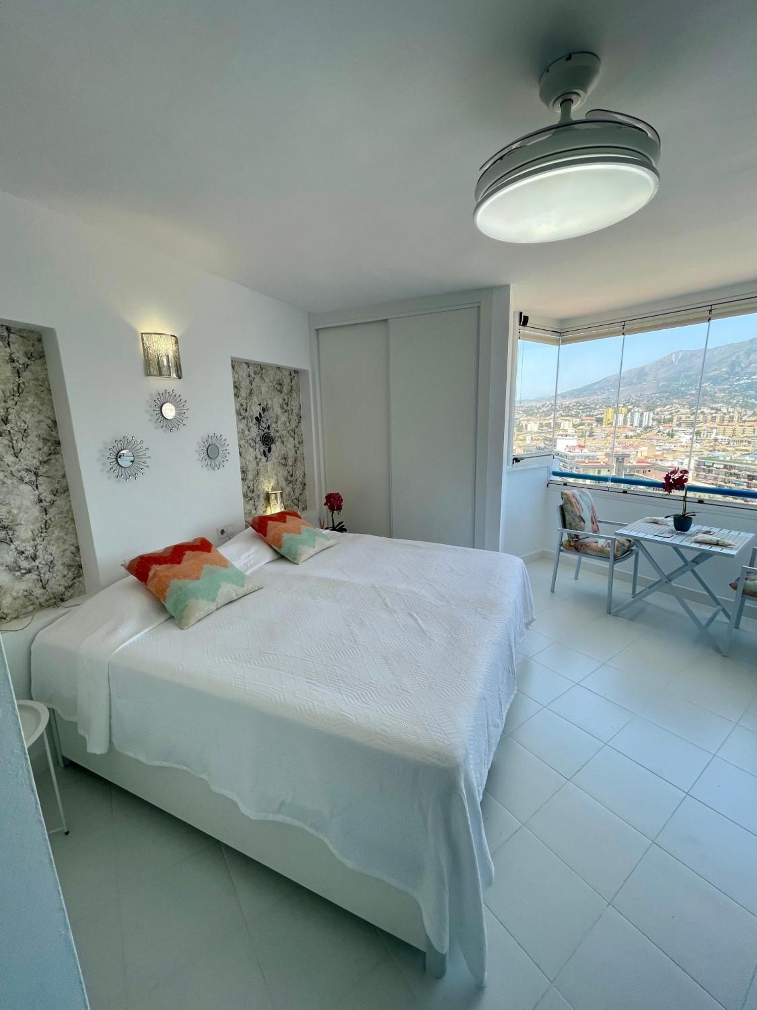 Sunny Beachside Retreat With Mountain And Sea Views Appartement *