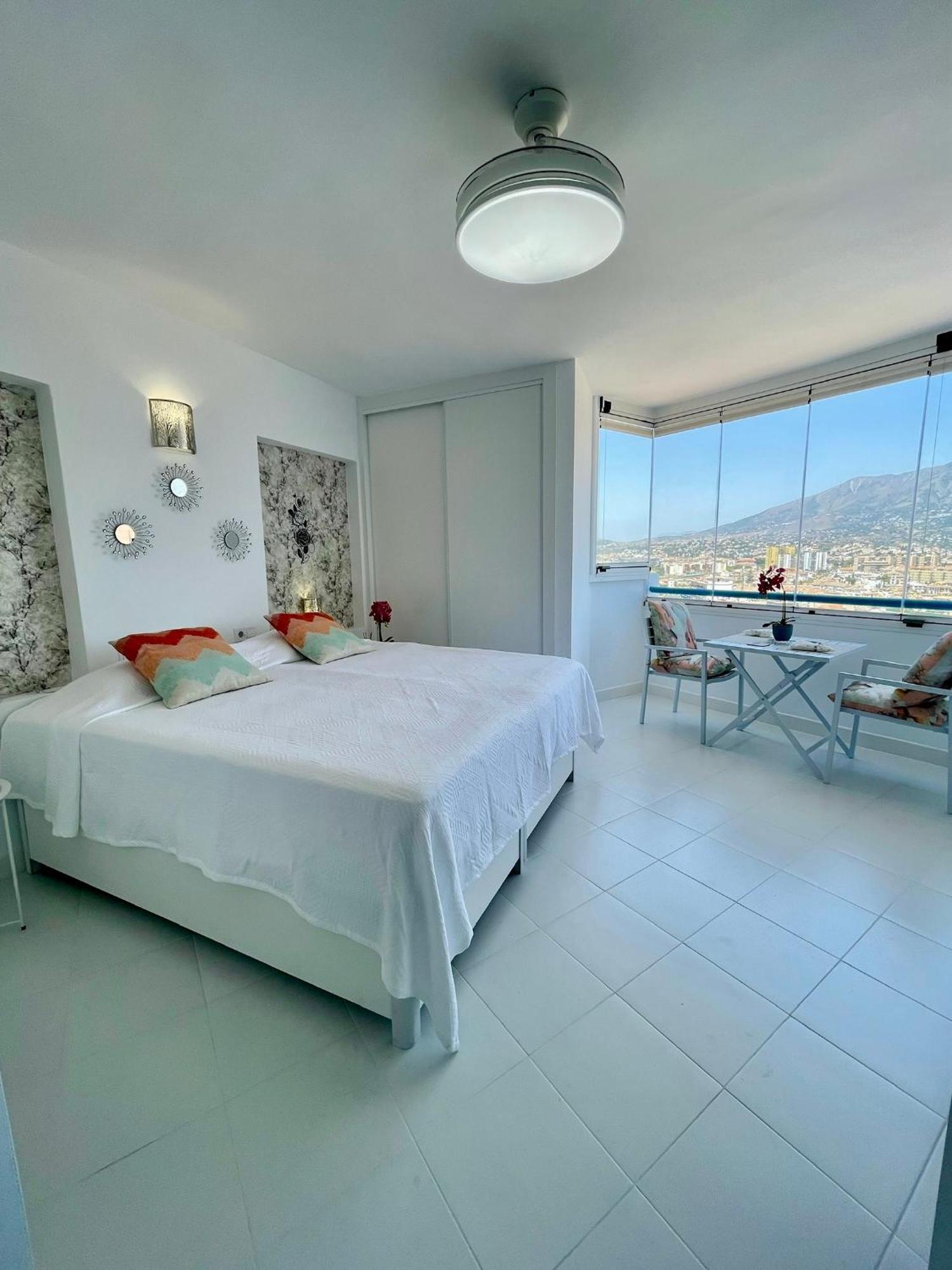 Sunny Beachside Retreat With Mountain And Sea Views Appartement