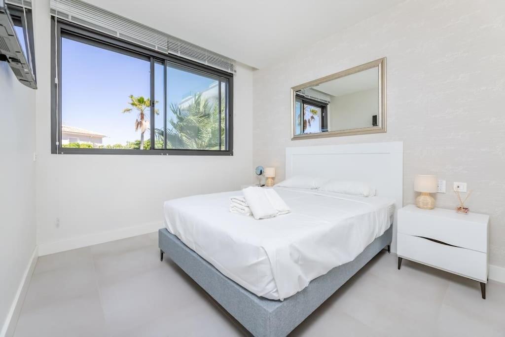 Huoneisto Private Pool Luxury Santa Barbara Heights Rdr405