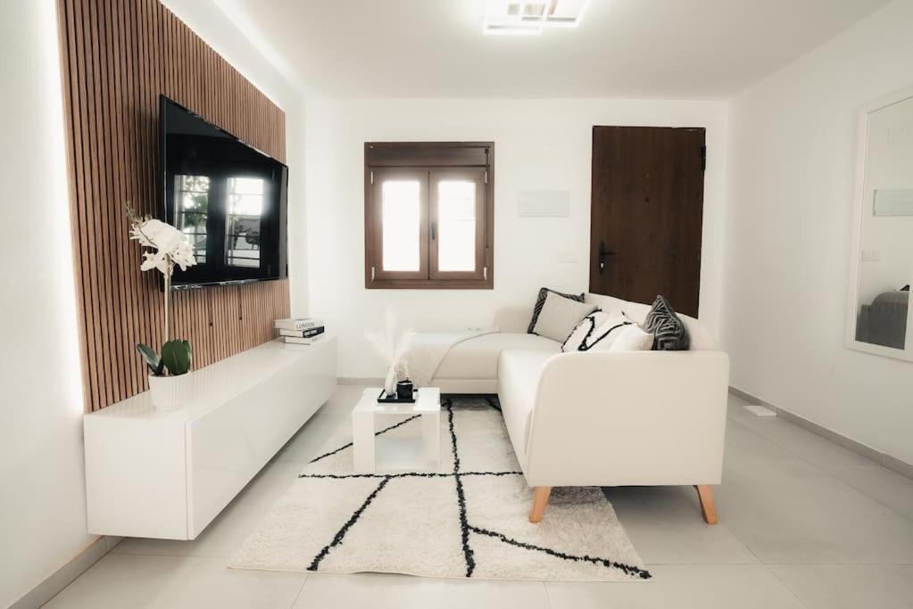 Modern Andalusian House One Minute From The *