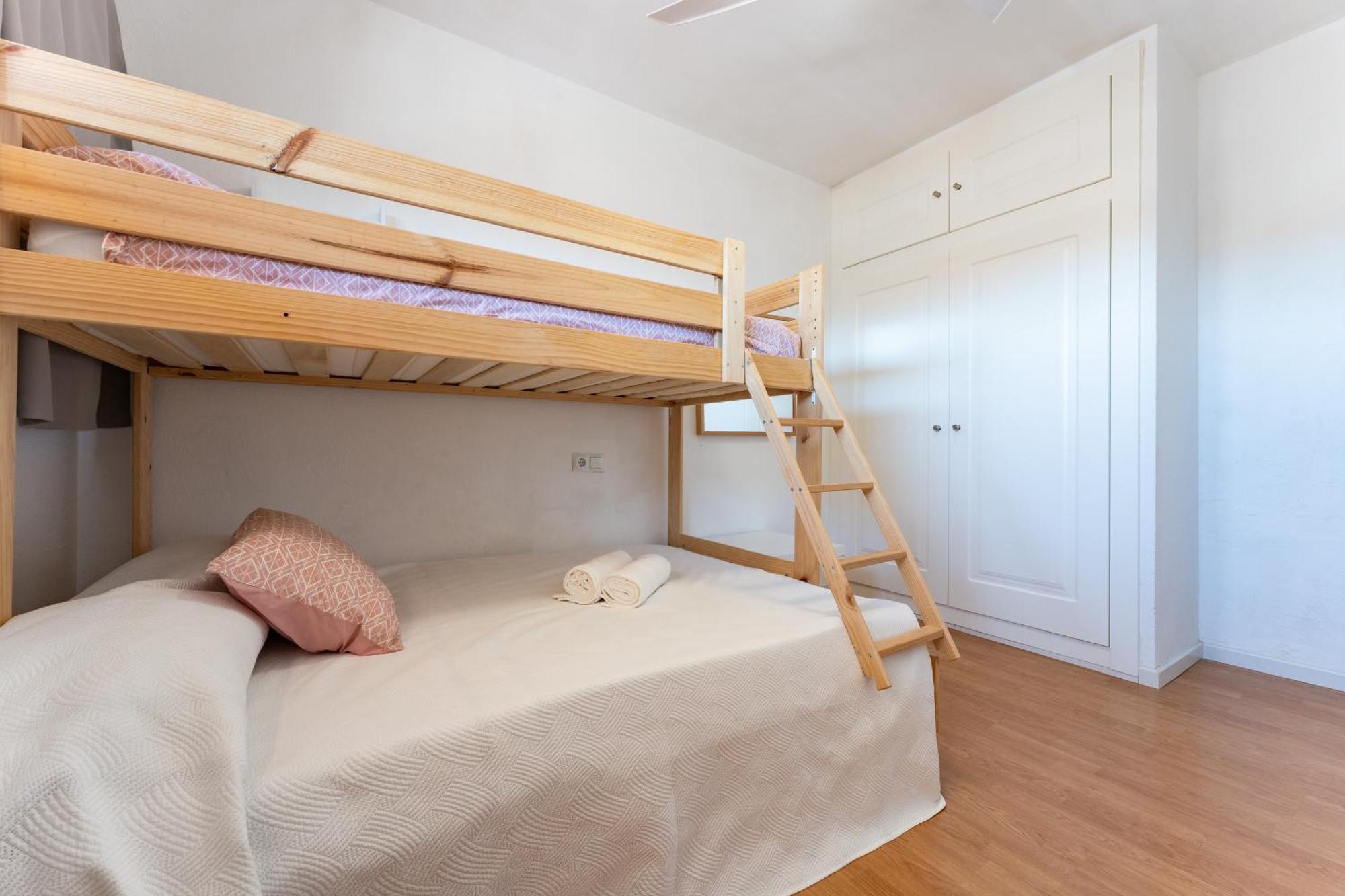 2 Bed 1 Bath Very Bright *