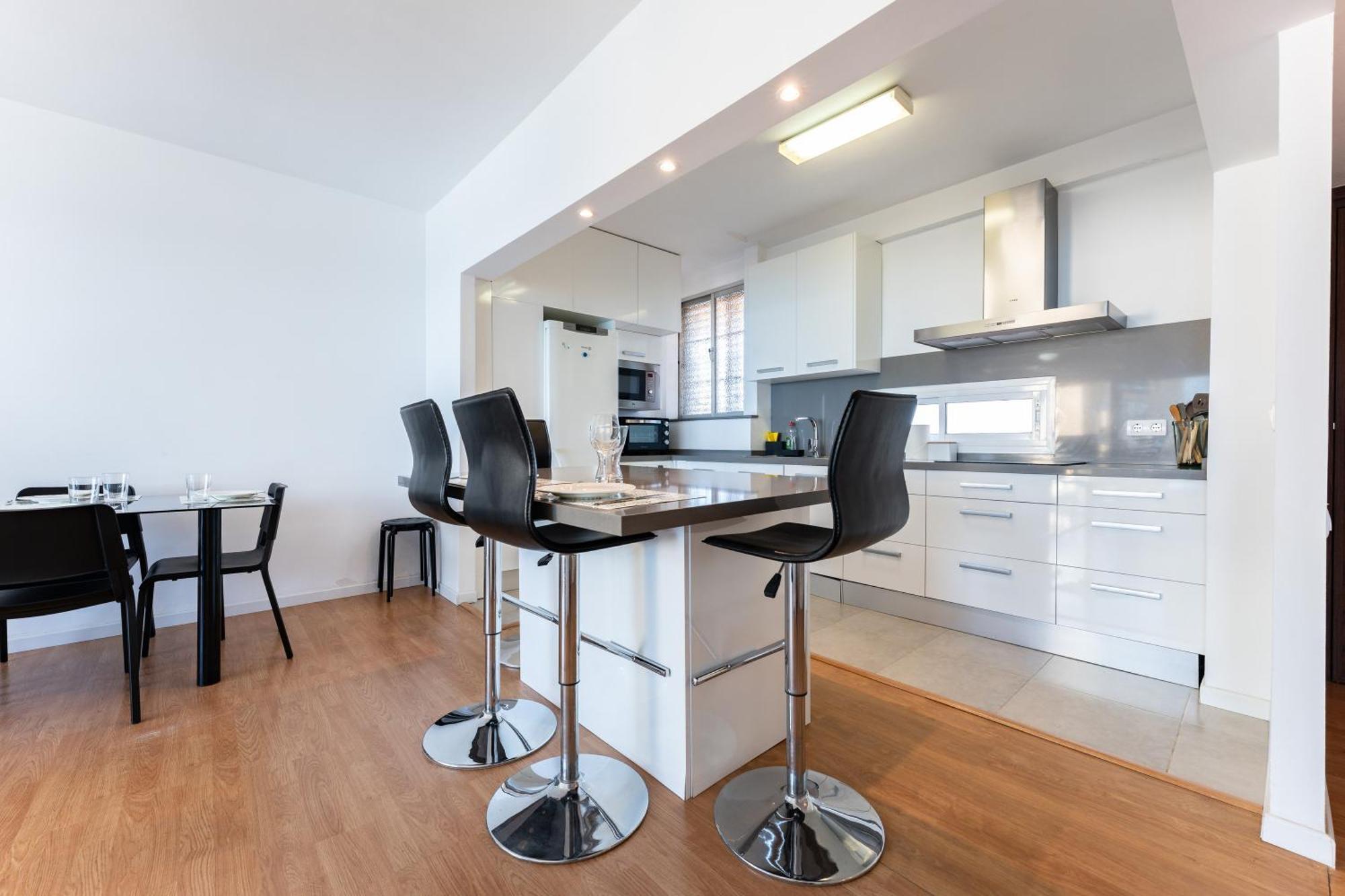Apartment 2 Bed 1 Bath Very Bright *