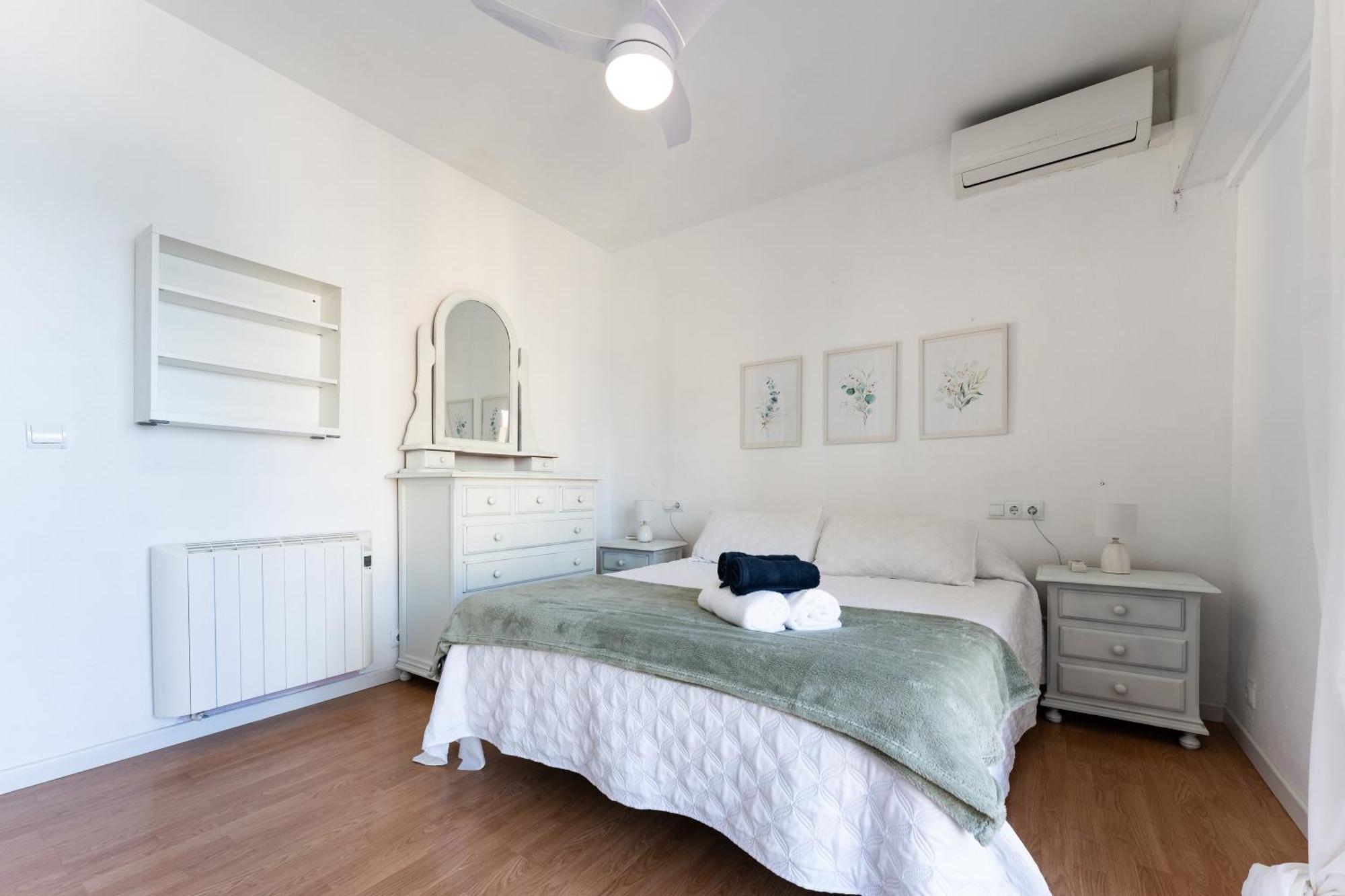 Apartment 2 Bed 1 Bath Very Bright *