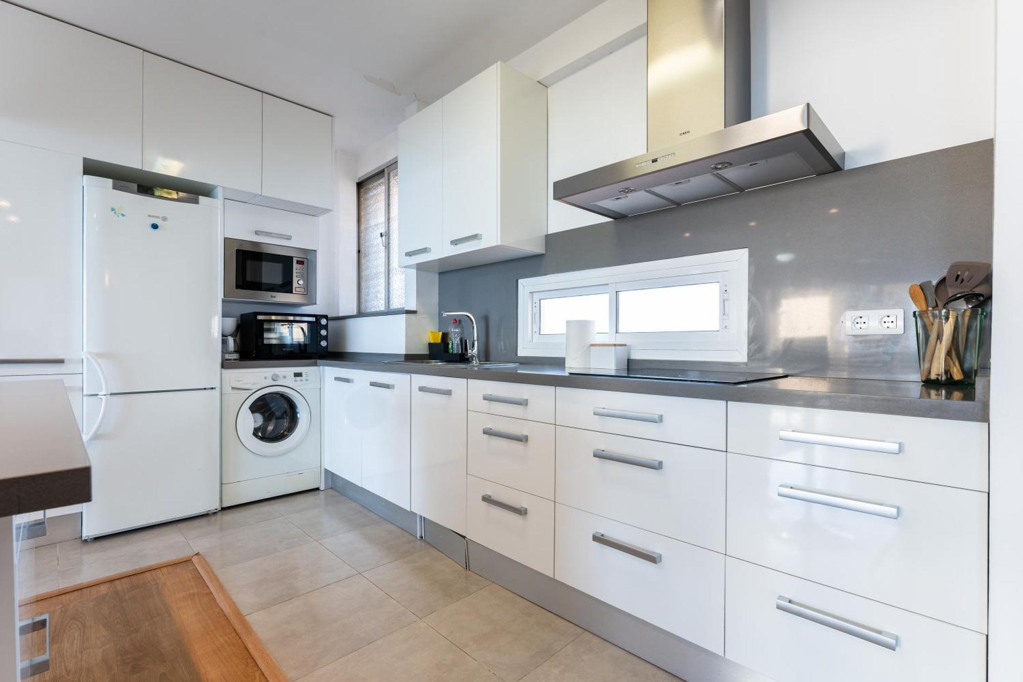 2 Bed 1 Bath Very Bright *