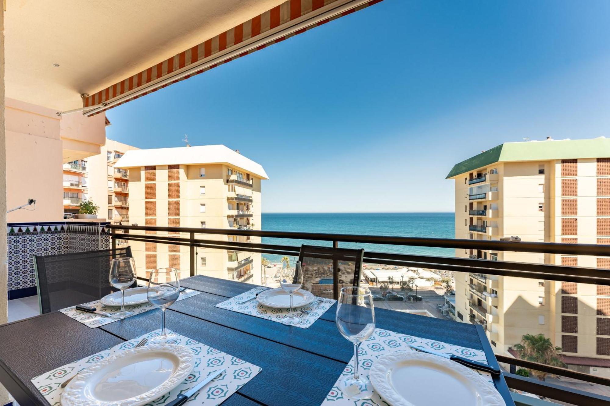 2 Bed 1 Bath Very Bright Apartment *