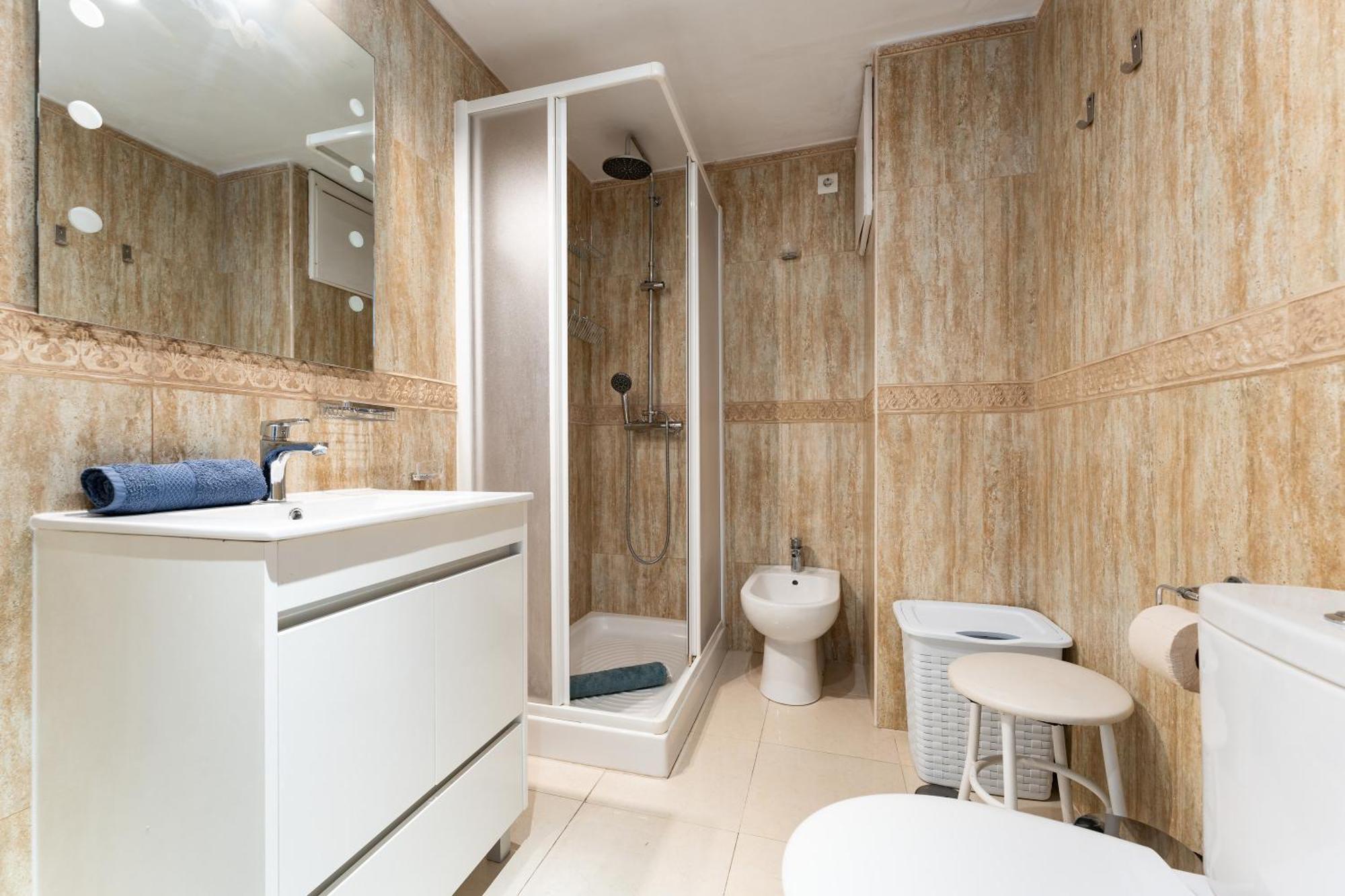 2 Bed 1 Bath Very Bright