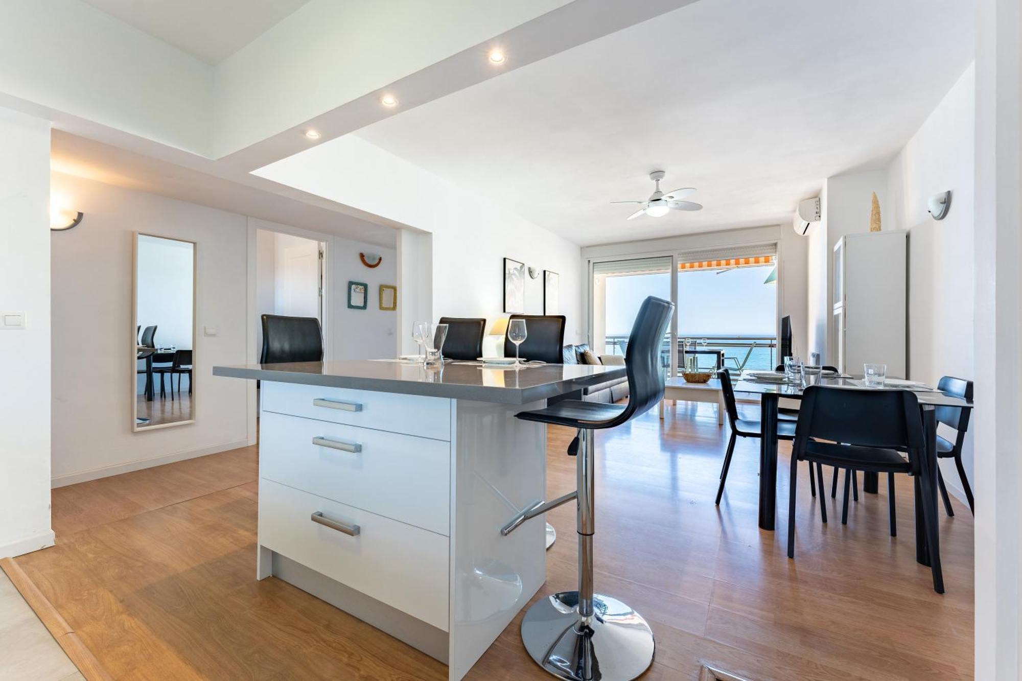 Apartment 2 Bed 1 Bath Very Bright