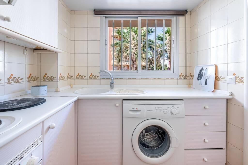 Spacious With Pool, 3 Min From The *