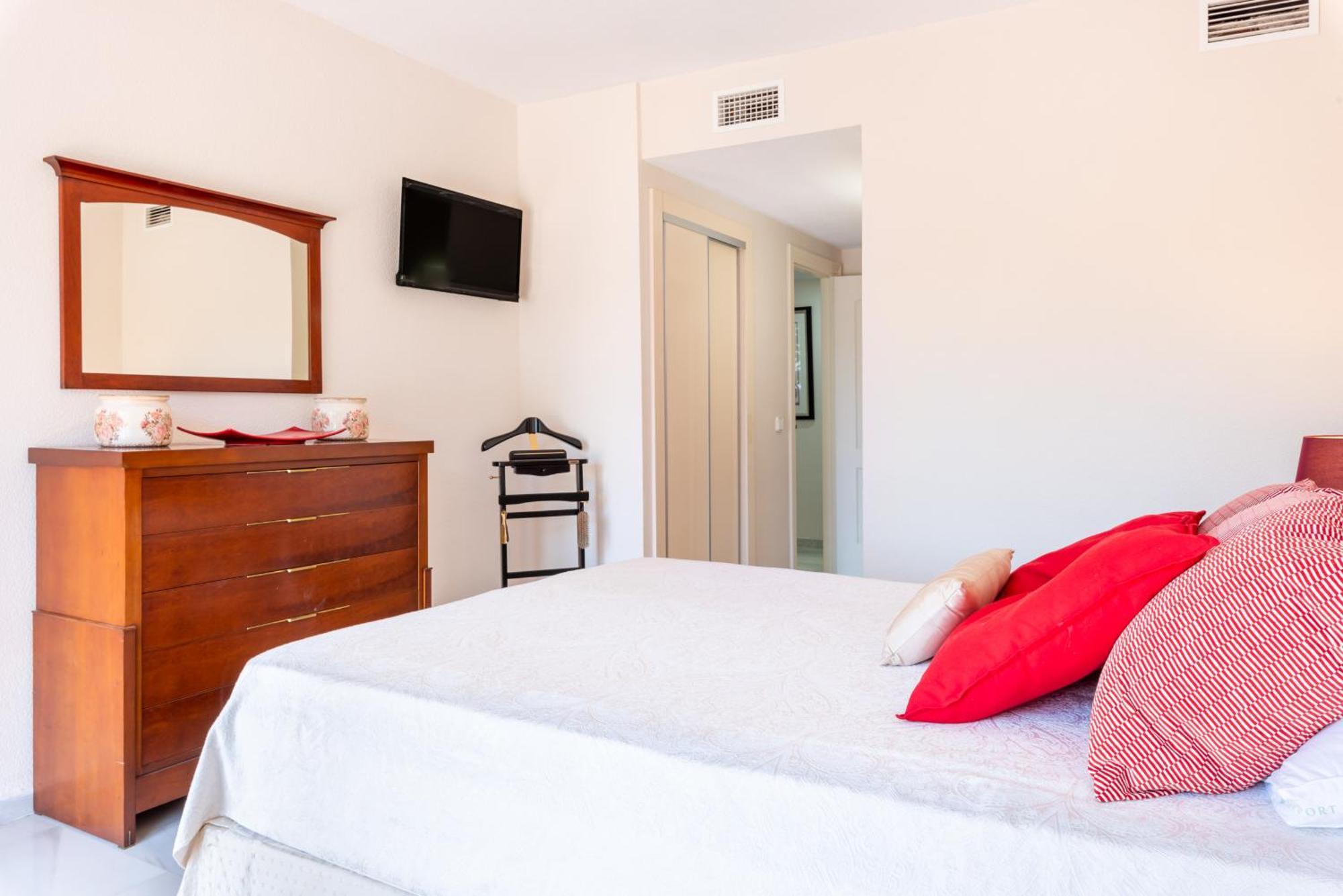 Apartamento Aquamijas Retreat - Modern Comfort Near Aguamijas Water Park Fuengirola