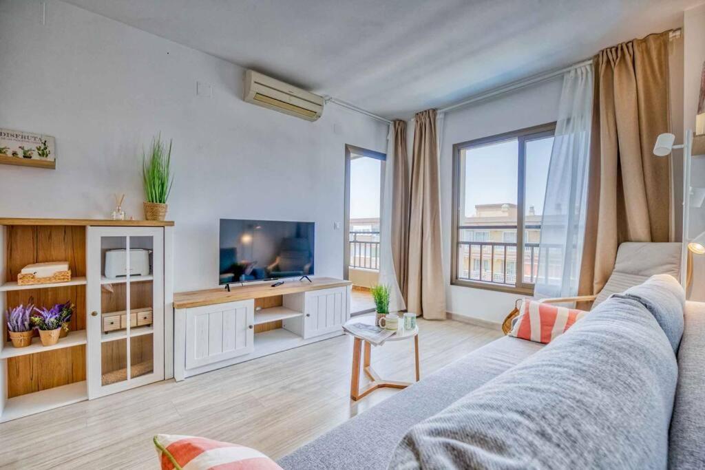 118 - Modern Beachfront Apartment *