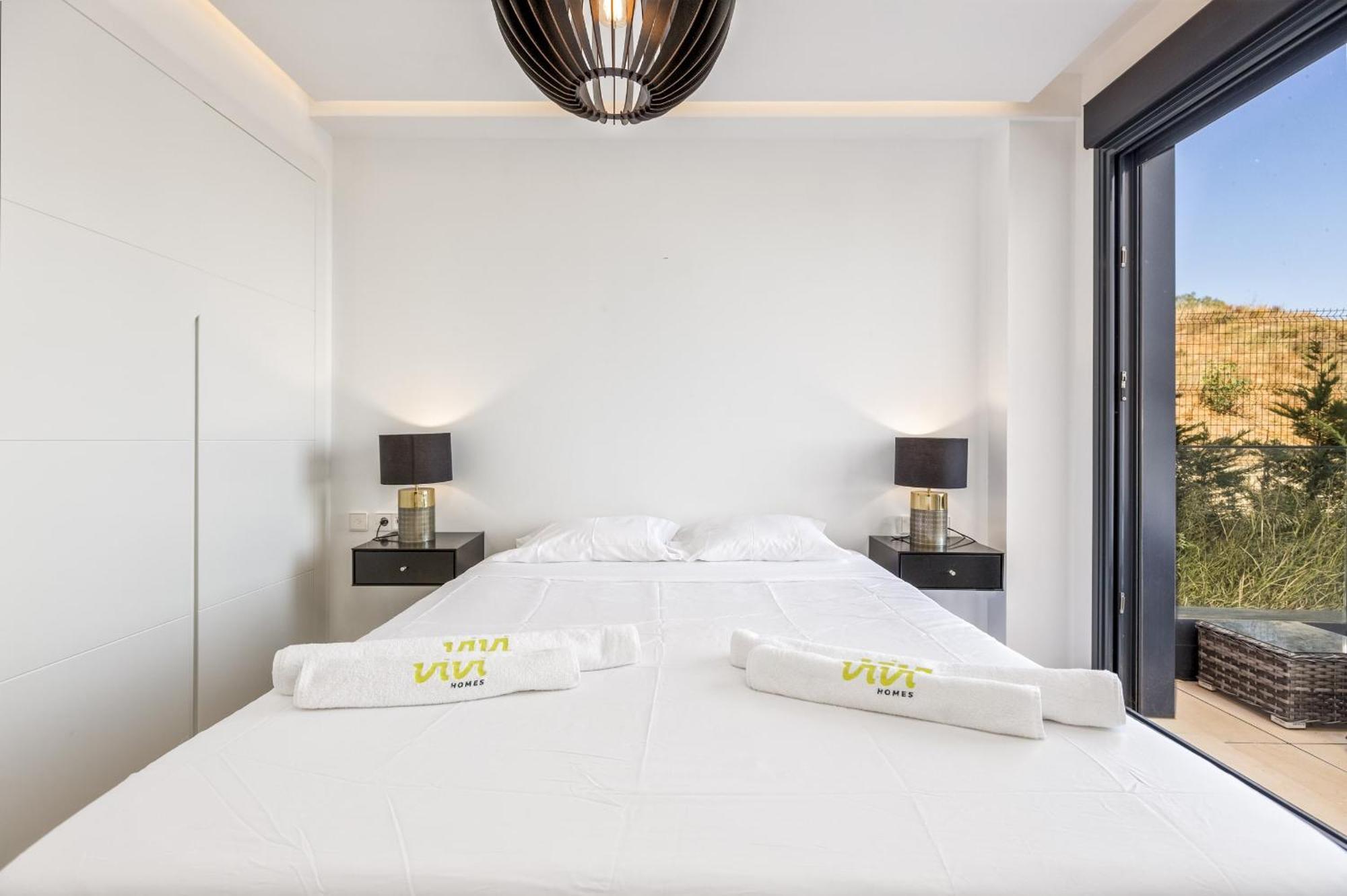 Vivi Homes - Boa Pool, Terrace & Sea View Apartment *