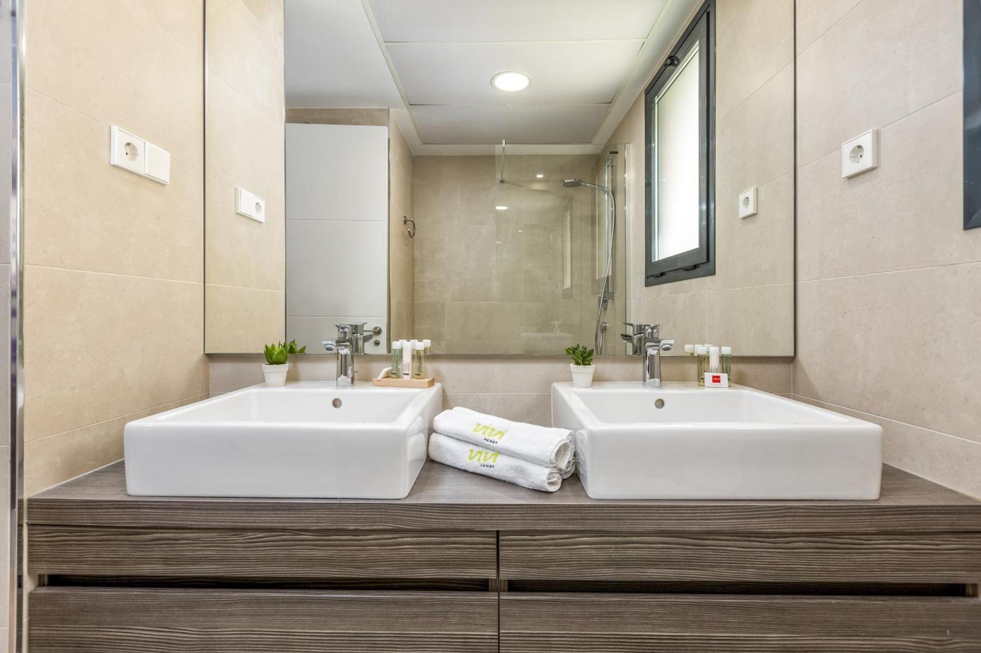 Vivi Homes - Boa Pool, Terrace & Sea View Apartment