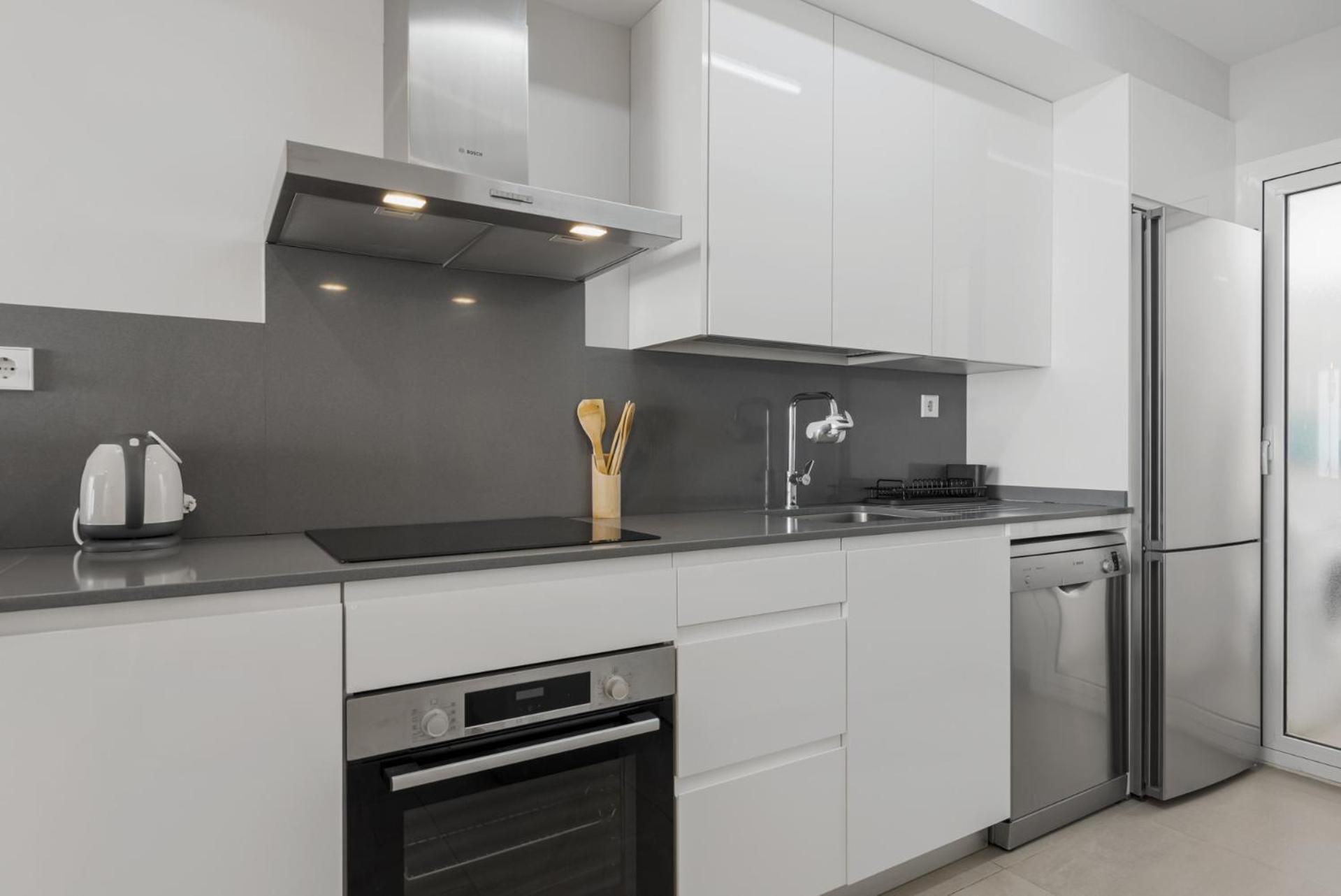 Vivi Homes - Sultana Gym, Pool, Terrace & Sea View Apartment *