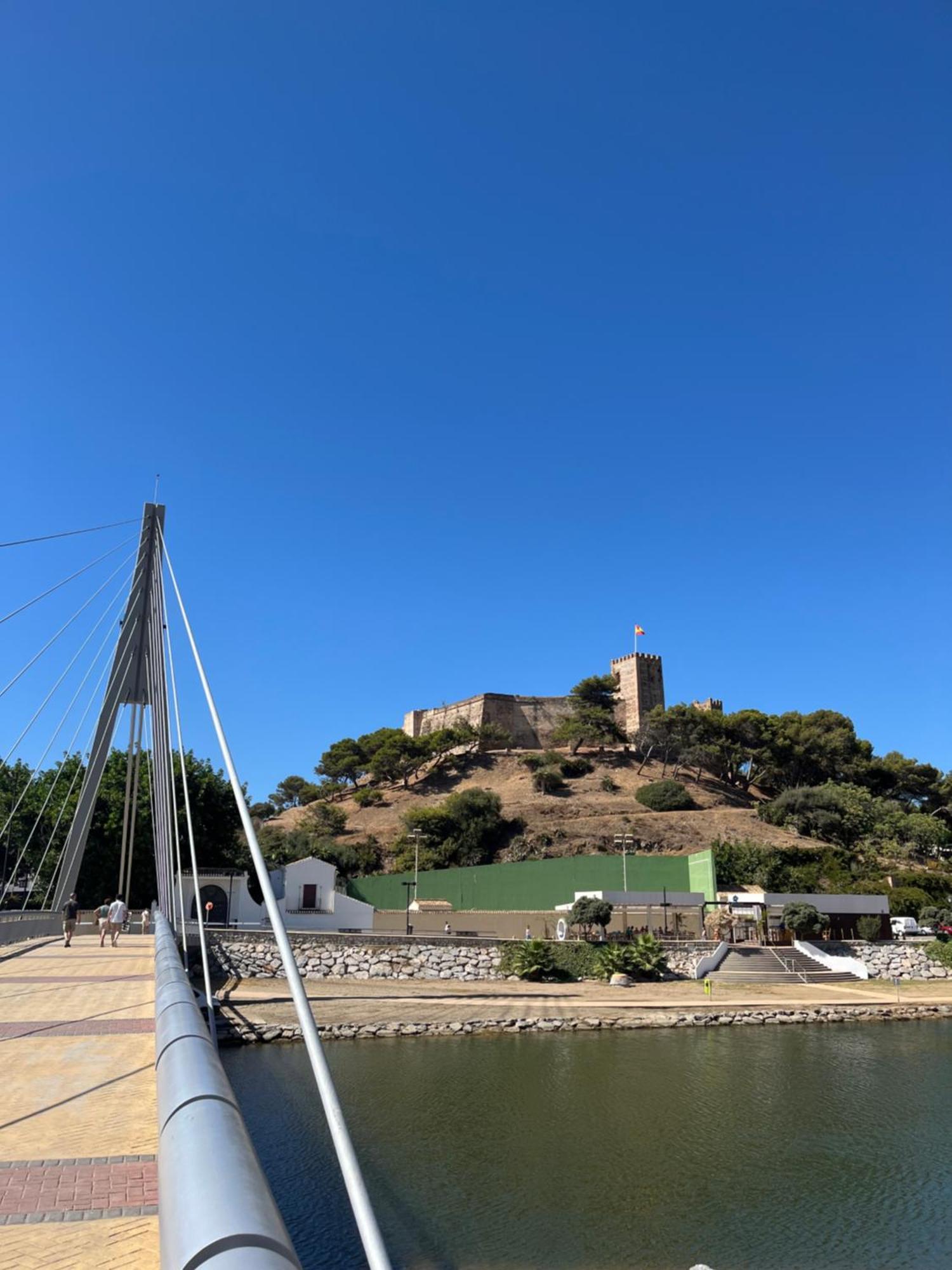 Atico Con Vistas Al Mar Y Con Piscina Frente A Castillo Sohail