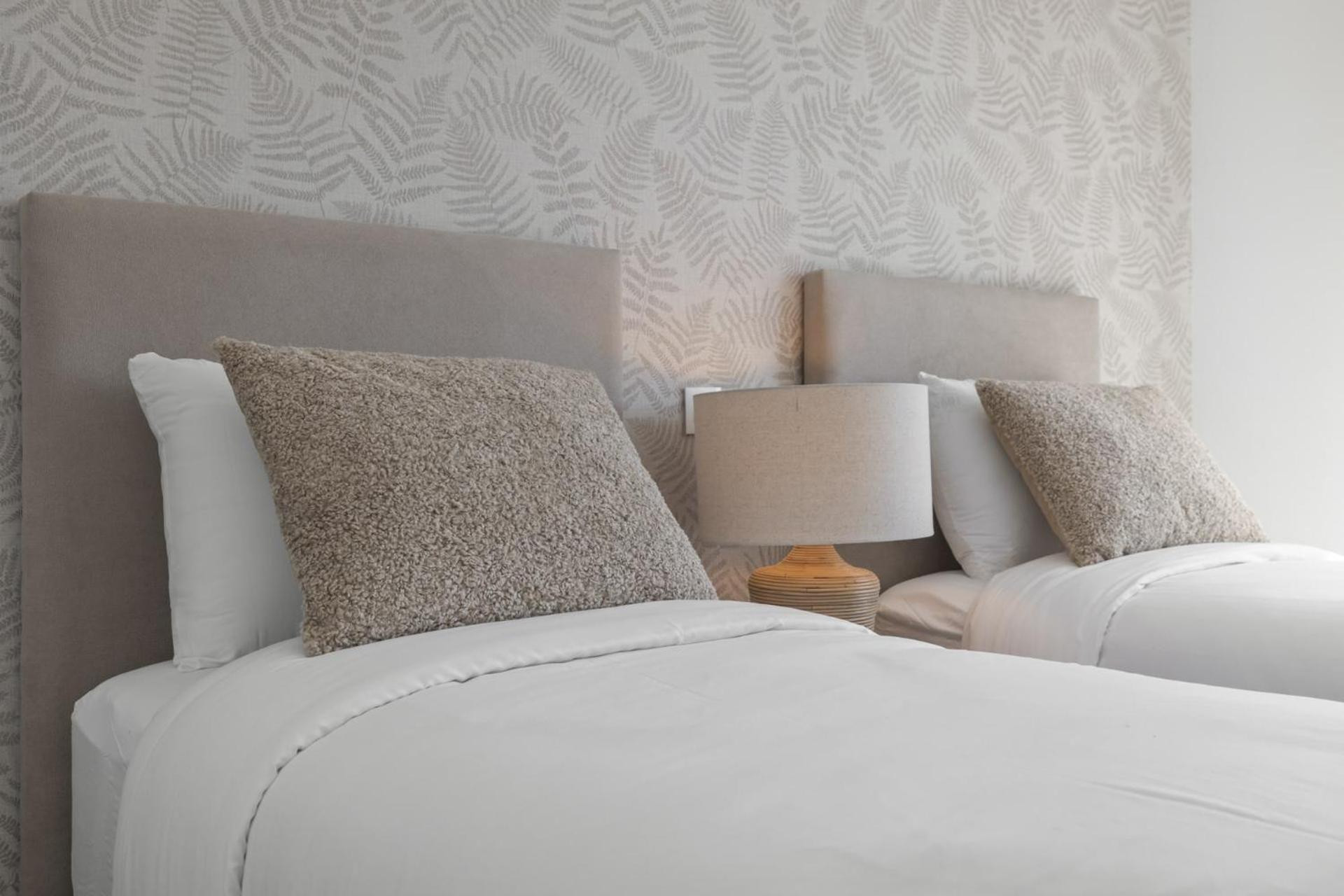 Vivi Homes - Diamond Pool, Gym, Terrace & Sea View Apartment *
