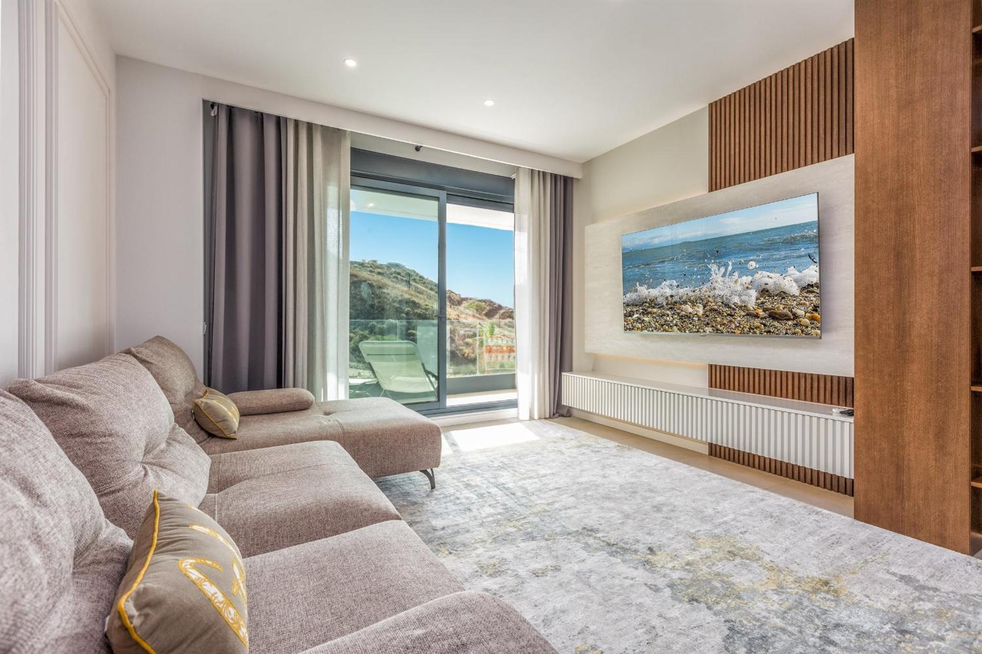Vivi Homes - Sunny Views Wellness, Gym, Pool & Sea View Fuengirola