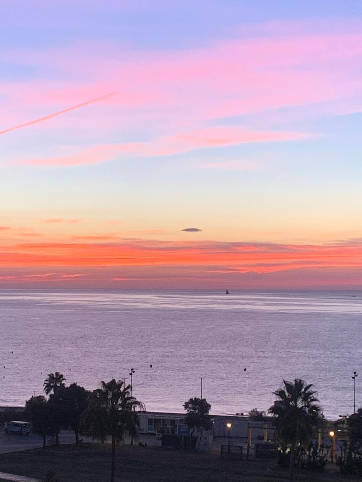 Atico Con Vistas Al Mar Y Con Piscina Frente A Castillo Sohail Apartamento *